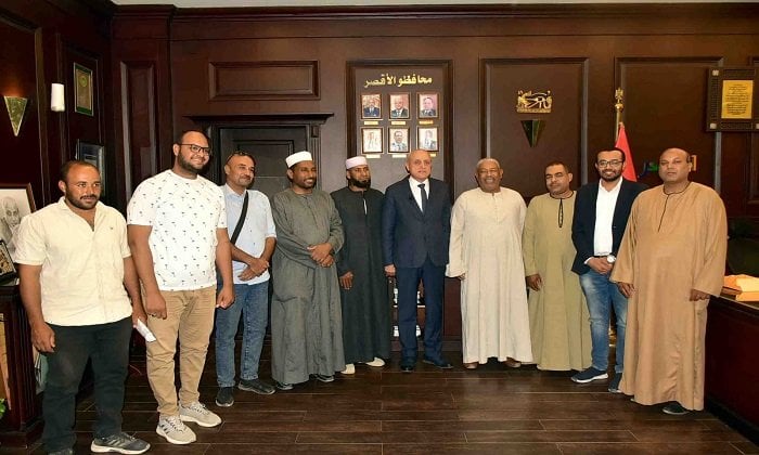 محافظ الأقصر يستقبل وفد قرية الزنيقة بإسنا لبحث مطالبهم