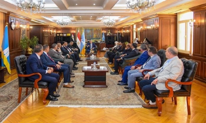 محافظ الإسكندرية يؤكد لأعضاء الشيوخ أهمية التعاون لتحقيق التنمية المنشودة محافظ الإسكندرية لأعضاء الشيوخ: "تعاوننا الركيزة الأساسية لتحقيق التنمية المنشودة