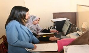 خلال جولتها بالرحمانية.. محافظ البحيرة توجه بمراجعة ملفات التراخيص وقرارات الإزالة بقرية المجد