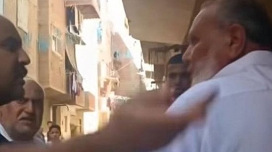 محافظ السويس يطمئن على المسن المعتدى عليه بالصفع