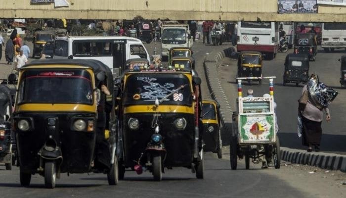 محافظ سوهاج يوجه بالإعلان عن تعريفة التوك توك ولصقها علي المركبات