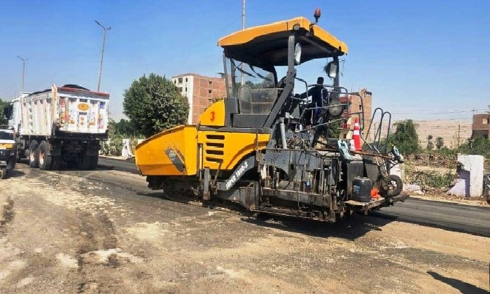 محافظ سوهاج يتابع أعمال رصف طريق أسيوط الزراعي الشرقي بساقلتة