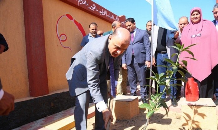 محافظ كفرالشيخ يزرع أول شجرة مثمرة بمدرسة الشهاينة للتعليم الأساسي
