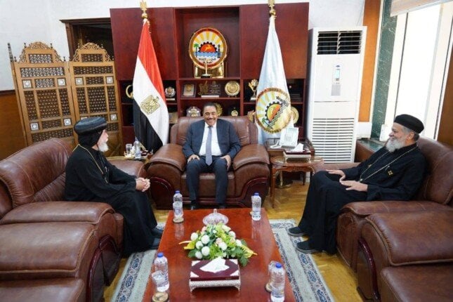 محافظ مطروح والأنبا كاراس يؤكدان على عمق الوحدة الوطنية وتلاحم أبناء الوطن