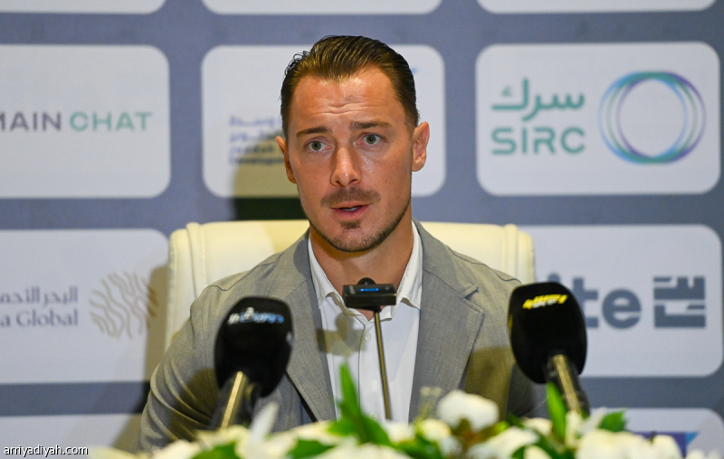 يايسله: أنا مدرب ولست طبيبا
                                                2025.10.28 | 04:41 pm
                                                رفض الألماني ماتياس يايسله، مدرب فريق الأهلي الأول لكرة القدم، التطرّق إلى إصابة البرازيلي ويندرسون جالينو، خلال المؤتمر الصحافي الذي عُقد في القاعة الرئيسة بمقر النادي في جدة، عصر الثلاثاء.
وقال يايسله: «أنا مدرب  ...