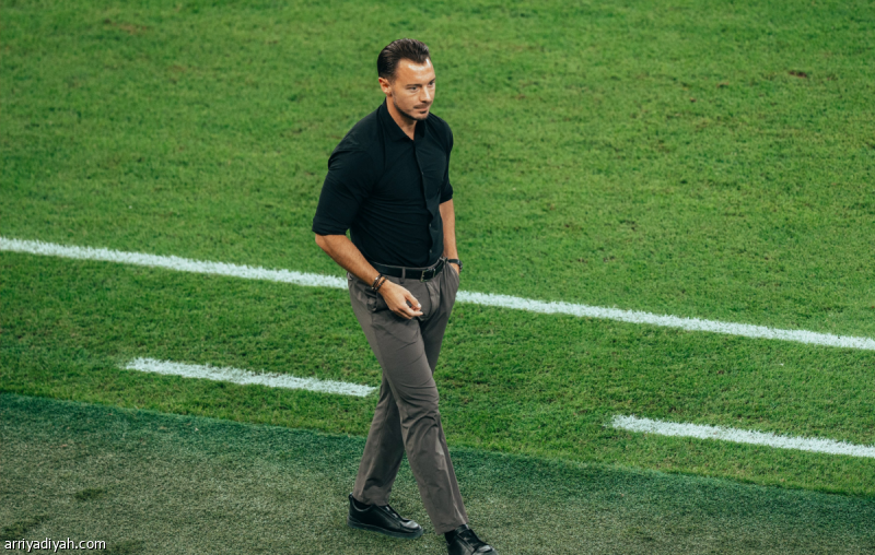 يايسله يدخل نادي الـ100 أمام الرياض
                                                2025.10.30 | 04:15 pm
                                                يستعد الألماني ماتياس يايسله، مدرب فريق الأهلي الأول لكرة القدم، لخوض المباراة الـ 100 على رأس الجهاز الفني في القطب الجداوي، حين يواجه الرياض، الخميس، ضمن الجولة السابعة من دوري روشن السعودي في جدة.
وبدأ يايسله مهمة  ...