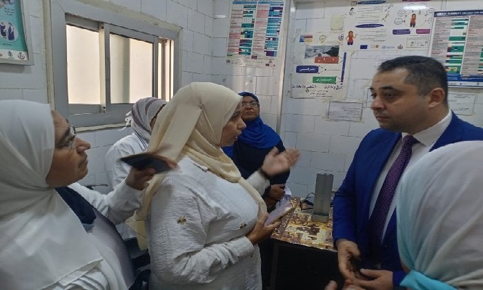 مدير صحة قنا يتفقد القافلة الطبية الشاملة بقرية الحُجيرات