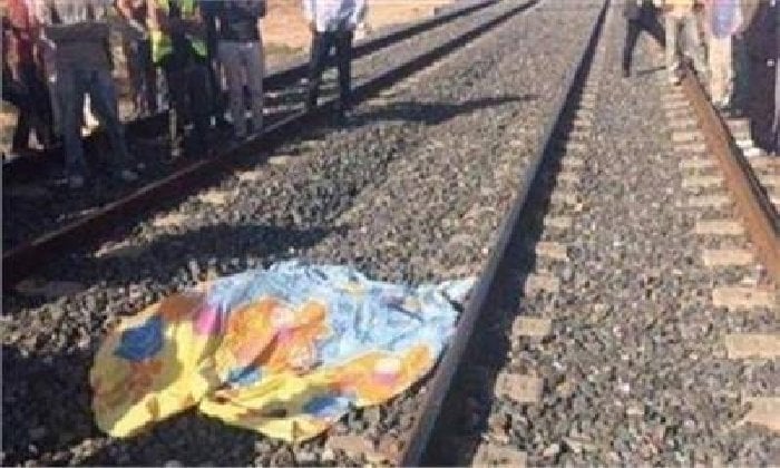 مصرع خفير المنيا.. تضحية بطولية لإنقاذ مواطن من قطار الموت مصرع "بطل" المنيا.. خفير مزلقان يضحي بحياته لإنقاذ مواطن من قطار الموت