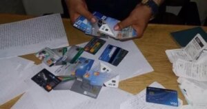 من فيلم كدا رضا.. موظفان يستغلان الشبه بينهما للتحايل على أحد البنوك