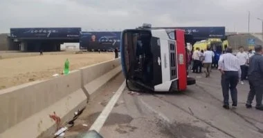 شاهد أتوبيس وزارة الشباب والرياضة بعد انقلابه بطريق القاهرة – العين السخنة