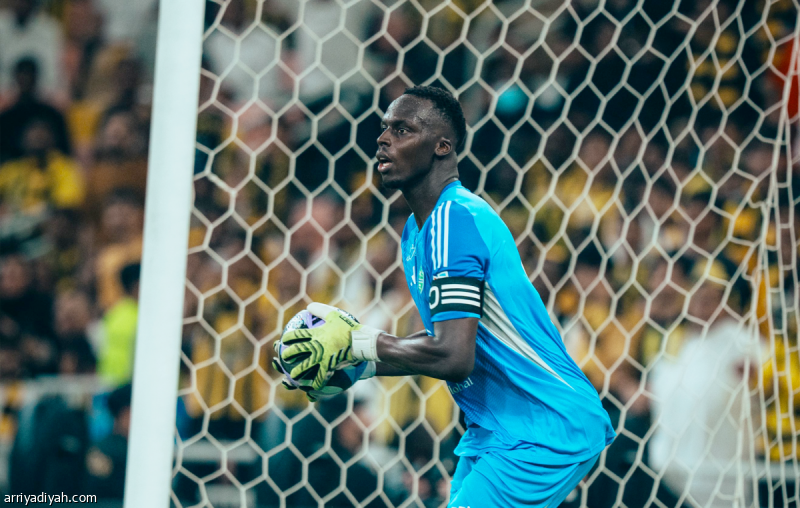 ميندي.. أخطبوط التصديات الحاسمة
                                                2025.11.09 | 04:36 pm
                                                لم تكن جماهير فريق الاتحاد الأول لكرة القدم تصدق أن الكرة الرأسية التي أطلقها البرتغالي دانيلو بيريرا لم تسكن شباك الأهلي في ليلة الديربي التي امتدت فيها أيادي العملاق السنغالي إدوارد ميندي حارس أخضر جدة مثل أخطبوط  ...