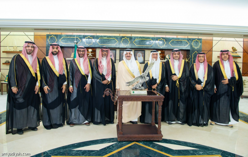 أمير الشرقية يستقبل إدارة الخليج
                                                2025.11.09 | 08:12 pm
                                                استقبل الأمير سعود بن نايف بن عبد العزيز أمير المنطقة الشرقية في مكتبه، الأحد، أحمد خريدة رئيس مجلس إدارة الخليج وأعضاء المجلس، بعد تشكيل الإدارة الجديدة.
وأكد الأمير سعود بن نايف أن القطاع الرياضي يحظى بدعم واهتمام  ...