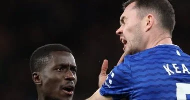 بعد صفع زميله أمام مان يونايتد.. إدريسا جاي يسجل رقما سلبيا في البريميرليج