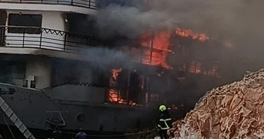 إسعاف مصاب فى حريق فندق نيلى أثناء الصيانة ببحيرة ناصر