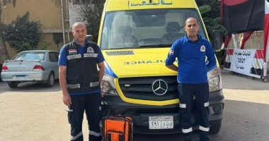 تمركز الإسعاف أمام لجان الحى المتميز بـ6 أكتوبر مع تزايد الطوابير والحشد الانتخابى.. صور