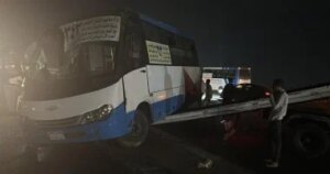 إصابة 3 أشخاص إثر انقلاب مينى باص فى منطقة 15 مايو