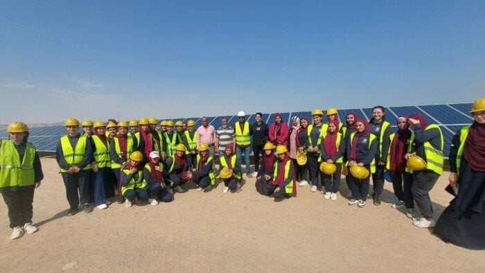 إعلام البحر الأحمر ينظم رحلة علمية لطلاب الثانوية الصناعية إلى محطة الجونة للطاقة الشمسية