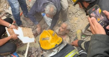 شاهد.. إنقاذ شخص من ركام انهيار منزل فى الخليفة