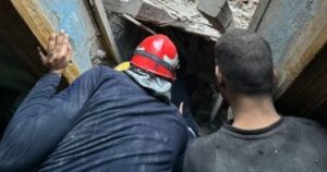 إنقاذ مسن بحادث انهيار جزئى لعقار فى روض الفرج.. صور