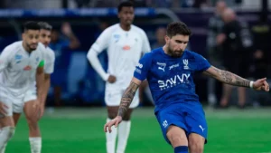 "إيقاف حكم الهلال والفتح 3 أشهر" .. زلزل في الشارع السعودي بعد ركلة الجزاء "المثيرة"