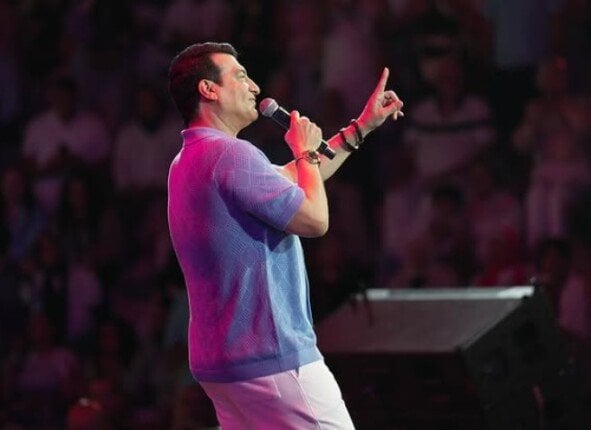 إيهاب توفيق يستعد لحفله في مدينتي بهذا الموعد