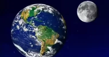 لماذا يبتعد القمر ببطء عن الأرض كل عام؟.. وهل يؤثر على البشر مستقبلا؟