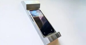 حافظة هاتف تزن 2 كيلو لتقليل إدمان الهواتف الذكية