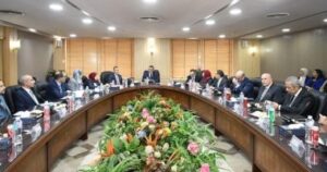 وزير الإسكان يعقد اجتماعًا مع قيادات الهيئة ويتابع سير العمل