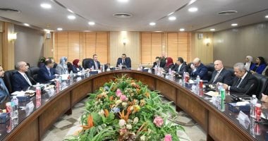 وزير الإسكان يعقد اجتماعًا مع قيادات الهيئة ويتابع سير العمل