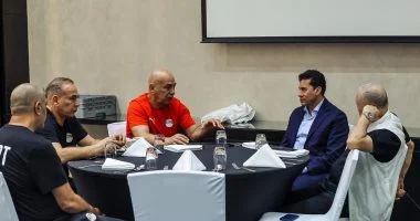وزير الرياضة وهانى أبو ريدة يجتمعان بمنتخب مصر فى معسكر الإمارات