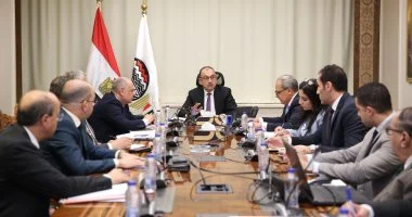 وزير قطاع الأعمال يجتمع بالرؤساء التنفيذيين للشركات القابضة.. اعرف السبب