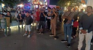 في أجواء احتفالية.. السائحون يتابعون افتتاح المتحف المصري الكبير من قلب الغردقة