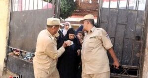 الأمن الإنسانى.. شرطى يساعد سيدة عجوز للوصول للجنتها الانتخابية فى العياط
