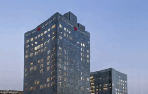 رحلة الملعب.. مسافة الأهلي أقل من ربع الاتحاد
                                                2025.11.08 | 02:36 pm
                                                يجتاز فريق الأهلي الأول لكرة القدم مسافةً أقل من ربع ما يقطعها الاتحاد للوصول إلى ملعب «الإنماء» في جدة، لخوض موقعة «الديربي»، السبت، ضمن ثامن جولات دوري روشن السعودي.
ووفق مصادرَ خاصَّةٍ بـ «الرياضية»، اختار الأهلي  ...