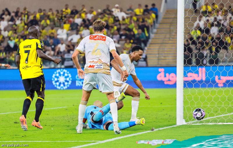 الأهداف العكسية 10.. والاتحاد أكبر المستفيدين
                                                2025.11.21 | 09:08 pm
                                                بات فريق الاتحاد الأول لكرة القدم الأكثر استفادةً من الأهداف العكسية خلال الموسم الجاري من دوري روشن السعودي، بالتساوي مع ضمك والنجمة.
وسجّل الاتحاد من هدف عكسي في فوزه 2ـ 1 على الرياض، مساء الجمعة في جدة، ضمن الجولة  ...