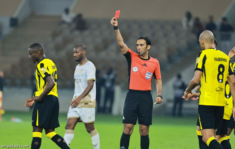 الاتحاد يقهر النقص.. 6 حالات طرد وخسارة وحيدة
                                                2025.11.21 | 11:09 pm
                                                خسِر فريق الاتحاد الأول لكرة القدم ستةً من لاعبيه ببطاقاتٍ حمراء خلال الموسم الجاري، آخرهم الجناح الفرنسي موسى ديابي، الذي طُرِد أمام الرياض، الجمعة في جدة، ضمن تاسع جولات دوري روشن السعودي.
وطُرِد زملاؤه البرازيلي  ...