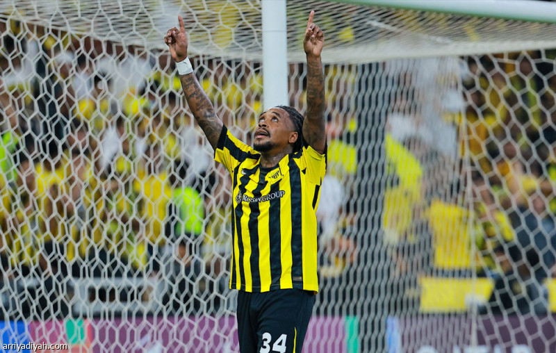 الاتحاد يلحق الشارقة بثلاث ضحايا
                                                2025.11.04 | 10:57 pm
                                                أضاف فريق الاتحاد الأول لكرة القدم نظيره الشارقة إلى قائمة ضحاياه في مواجهاته ضد منافسيه الإماراتيين بعد فوزه عليه بثلاثية نظيفة، الثلاثاء ضمن الجولة الرابعة من مجموعة الغرب لدوري أبطال آسيا.
وسجل الهولندي ستيفن  ...