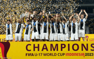 أبطال العالم.. البرازيل تزاحم نيجيريا على الزعامة
                                                2025.11.03 | 03:51 pm
                                                يتصدَّر منتخب نيجيريا تحت 17 عامًا لكرة القدم ترتيب أكثر المنتخبات الفائزة ببطولة كأس العالم، إذ حصد اللقب في خمس مناسباتٍ أعوام 1985 و1993 و2007 و2013 و2015.
وحققت نيجيريا اللقب العالمي للمرة الأولى عام 1985 عقب الانتصار في  ...