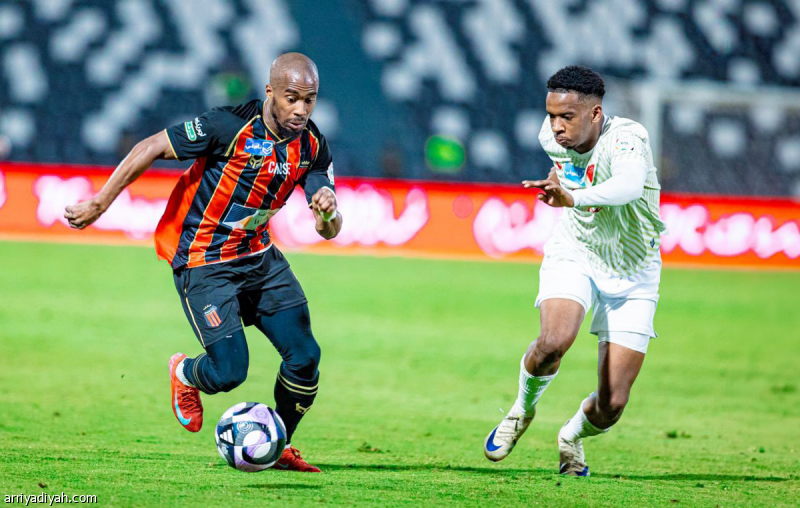 سلسلة «1ـ1» مستمرة.. الرياض وضمك يكتفيان بالتعادل
                                                2025.11.06 | 10:44 pm
                                                استمر مسلسل التعادلات بنتيجة 1ـ1، بعدما تقاسم فريقا الرياض وضمك النقاط في المواجهة التي جمعت بينهما، الخميس، على ملعب «أرينا SHG» ضمن الجولة الثامنة من دوري روشن السعودي.
تقدّم الرياض أولاً عند الدقيقة «24» عن طريق  ...