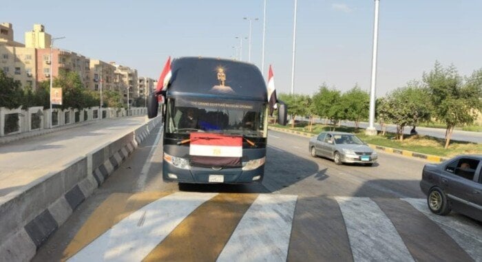 الجيزة تطلق حافلات جديدة تجوب الشوارع احتفالاً بافتتاح المتحف المصري الجيزة تطلق حافلات تجوب الشوارع احتفالاً بافتتاح المتحف المصري الكبير