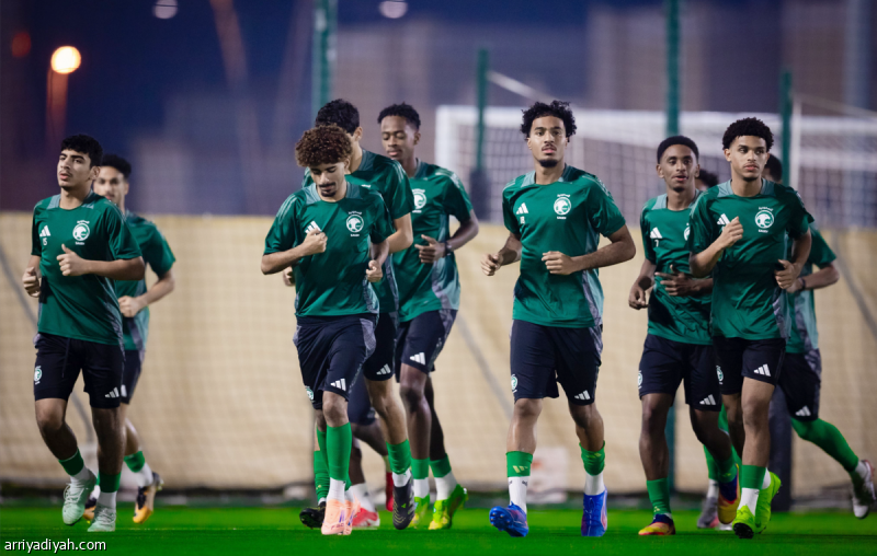 الهلال والنصر يردفان الأخضر بـ 8 لاعبين
                                                2025.11.05 | 02:14 pm
                                                ينتمي لاعبو المنتخب السعودي تحت 17 عامًا لكرة القدم، المشارك في كأس العالم في قطر، إلى 11 ناديًا محليًّا، لكن لاعبي فريقين فقط يشكّلون القائمة الأساسية.
وأعلن عبد الوهاب الحربي، مدرب المنتخب السعودي، القائمة المشاركة في  ...