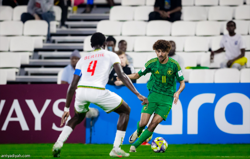 سيناريو 87 يتكرر.. الأخضر يرفض كل الفرص ويغادر المونديال
                                                2025.11.11 | 09:17 pm
                                                ودَّع المنتخب السعودي تحت 17 عامًا لكرة القدم منافسات كأس العالم للناشئين من دور المجموعات للمرة الثانية تاريخيًّا، بعد هزيمته 0ـ2 أمام نظيره المالي، الثلاثاء، لحساب آخر جولات المجموعة الـ 12 من البطولة الجارية على ملاعب  ...