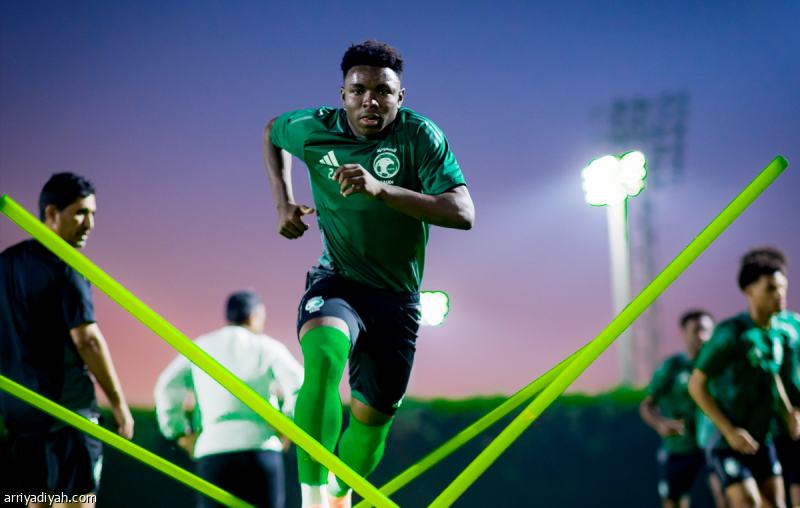 «الثمامة» يجهز الأخضر قبل المونديال
                                                2025.11.04 | 02:35 pm
                                                يُجري المنتخب السعودي تحت 17 عامًا لكرة القدم تدريبه الأخير على ملعب الثمامة، الثلاثاء، قبل مواجهة النمسا في افتتاح مشاركته بكأس العالم للناشئين، الأربعاء.
وأفادت لـ «الرياضية» مصادرُ خاصَّةٌ بأن المدرب السعودي عبد  ...