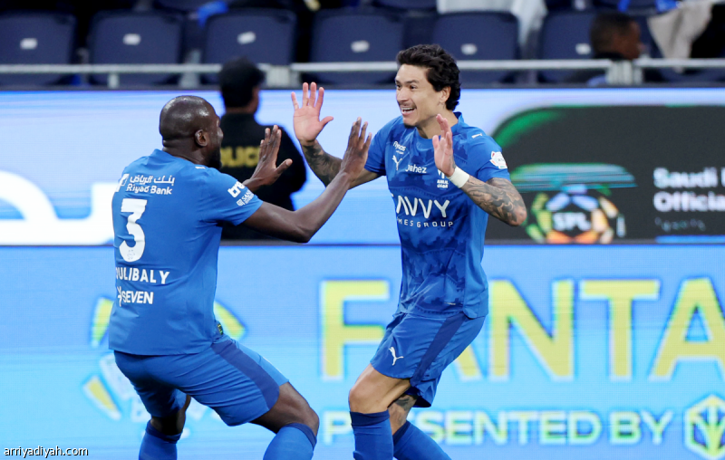 الهلال يعيد مسيرة جيسوس بإسقاط الفتح
                                                2025.11.22 | 08:07 pm
                                                دوَّن فريق الهلال الأول لكرة القدم أطول سلاسل انتصاراته في دوري روشن السعودي منذ 13 شهرًا بفوزه على ضيفه الفتح 2ـ2، السبت، لحساب الجولة التاسعة في الرياض.
واستطاع الفريق إحراز هدف الفوز خلال الأمتار الأخيرة من المباراة،  ...