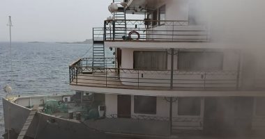 اندلاع حريق فى فندق نيلى عائم بأحد موانئ الصيانة ببحيرة ناصر.. صور