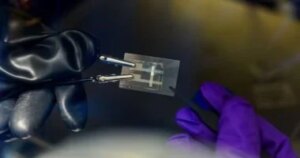 باحثون يطورون مواد جديدة لشاشات OLED قابلة للتمدد تمامًا