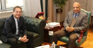 وزير الكهرباء يبحث مع سفير فرنسا بالقاهرة التعاون فى مجالات الطاقات المتجددة