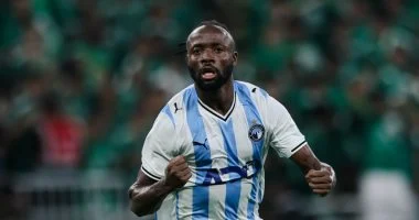 بيراميدز يحتفل بجائزة فيستون ماييلى: ملك على عرش أفريقيا