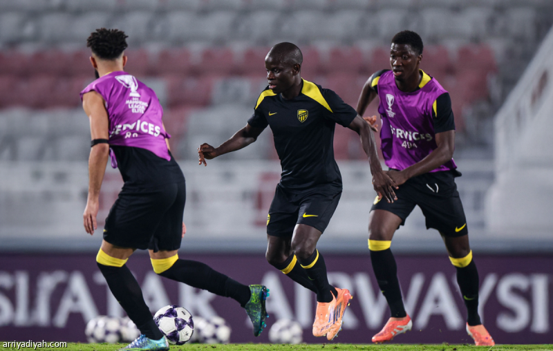 عودة بيريرا تزيح دومبيا إلى بدلاء الاتحاد
                                                2025.11.24 | 06:20 pm
                                                يظهر المالي محمدو دومبيا، لاعب وسط فريق الاتحاد الأول لكرة القدم، على مقاعد البدلاء أمام الدحيل القطري، الإثنين، بينما يعود المدافع البرتغالي دانيلو بيريرا إلى التشكيل الأساسي، في تغيير وحيد مقارنة بالأسماء التي بدأت  ...
