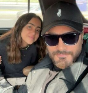 في الطريق إلى فرنسا.. رسالة وصول غامضة لـ تامر حسني وابنته تاليا